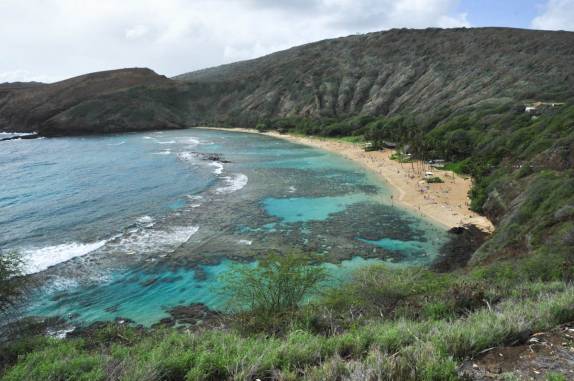 A belíssima e concorrida Hanauma  Bay, na costa leste de Oahu, no Havaí